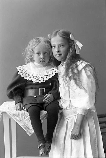 Enligt fotografens journal nr 1 1904-1908: "Karlsson, Sara Hällestaden Röd Svanesund".