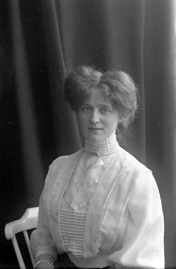Enligt fotografens journal nr 1 1904-1908: "Andersson Fr. Annie Hjälmvik Varekil".