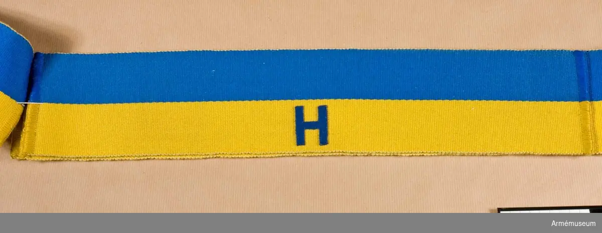 Grupp C I.
En av 4 st armbindlar m/1898 för fältpolisen, blå och gul. Märkt H.