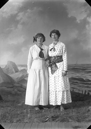 Enligt fotografens journal nr 2 1909-1915: "Almgren, Fröken Ödsmål".