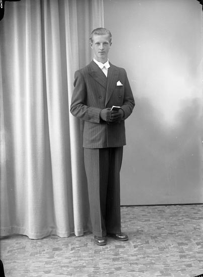 Enligt fotografens journal nr 7 1944-1950: "Svensson, Sven Ingvar Holmgården, Ödsmål".