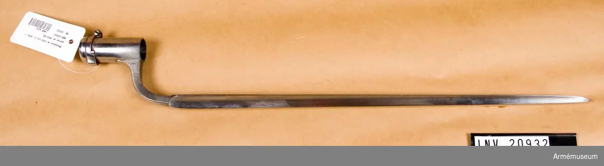 Grupp E II b.

"1815 års tredje modell "På bajonettens översida är inslaget "2" och "1836", på under- sidan tre kronor. På armens insida finns en otydlig stämpel, sannolikt "PAW".

Samhörande nr är 20931-2, gevär, bajonett.