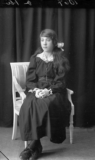 Enligt fotografens journal Lyckorna 1909-1918: "Alfhild Andersson, Tönn Ljungskile".