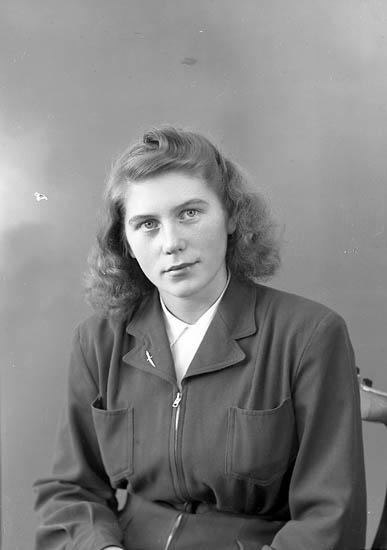 Enligt fotografens journal nr 7 1944-1950: "Samuelsson, Fr. Ingela Stenungsund".