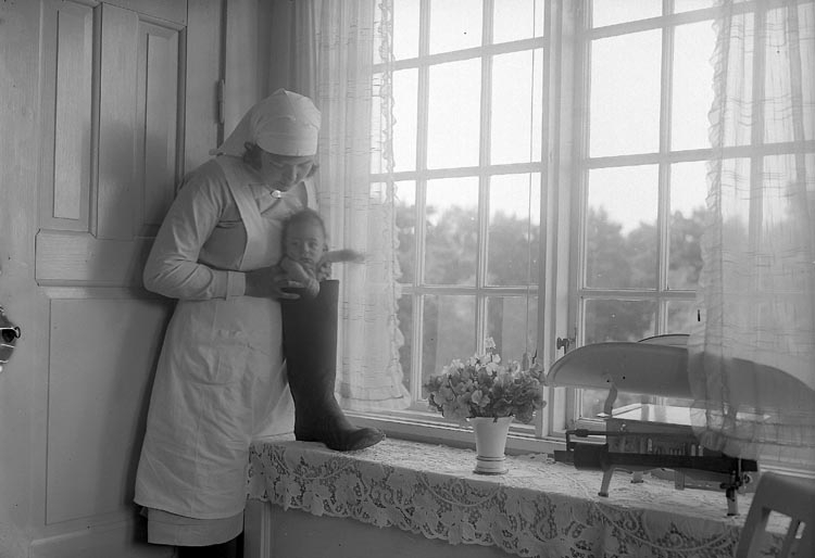 Enligt fotografens journal nr 6 1930-1943: "Aspegren, sköterskan med barnet".