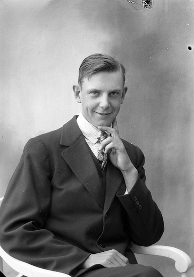 Enligt fotografens journal nr 5 1923-1929: "Olsson, Bror, Pilgården, Stenungsund".