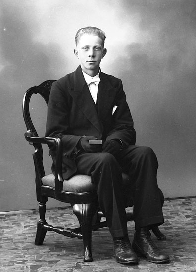 Enligt fotografens journal nr 6 1930-1943: "Hermansson, Karl Axel Strandkärr Här".