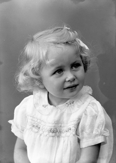 Enligt fotografens journal nr 6 1930-1943: "Johansson, Ingrid (Handl. J.) Höviksnäs".
