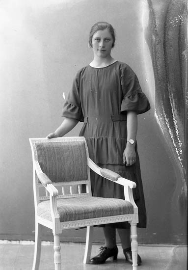 Enligt fotografens journal nr 5 1923-1929: "Larsson, Ingrid Hammar Här".