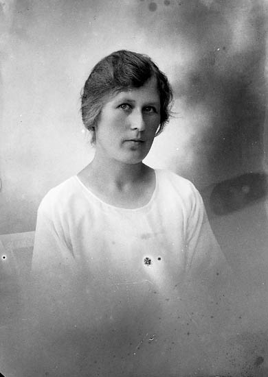 Enligt fotografens journal nr 5 1923-1929: "Larsson, Hanna Sköldunga, Ucklum".