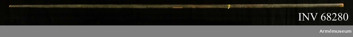 Fanstång, rundstav av furu, målad i svart och rött. Mitt på stången en mässingsögla.

Fragment av fastnitad fanduk: 1210 mm.