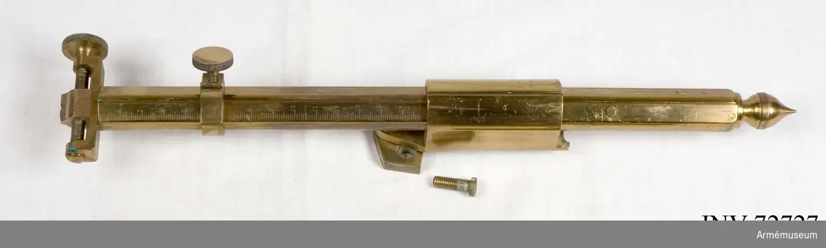 Grupp F:III.
Riktinstrument av mässing, för den 1876 den 8. febr. fastställda 3 tums (9 cm) försökskanonen. Hylsa för fastsättande.