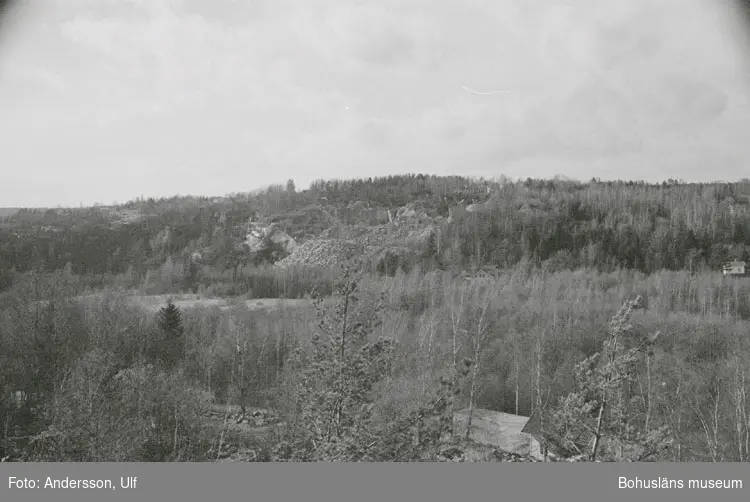 Bohusläns samhälls- och näringsliv. 2. STENINDUSTRIN.
Film: 8

Text som medföljde bilden: "Översikt: Hillern: 0. April -77."