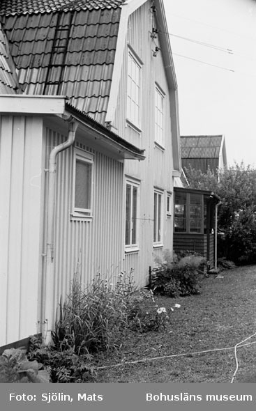 Bohusläns samhälls- och näringsliv. 2. STENINDUSTRIN.
Film: 38

Text som medföljde bilden: "Arbetarbostäder. Slävik/Ed". Juli 1977."