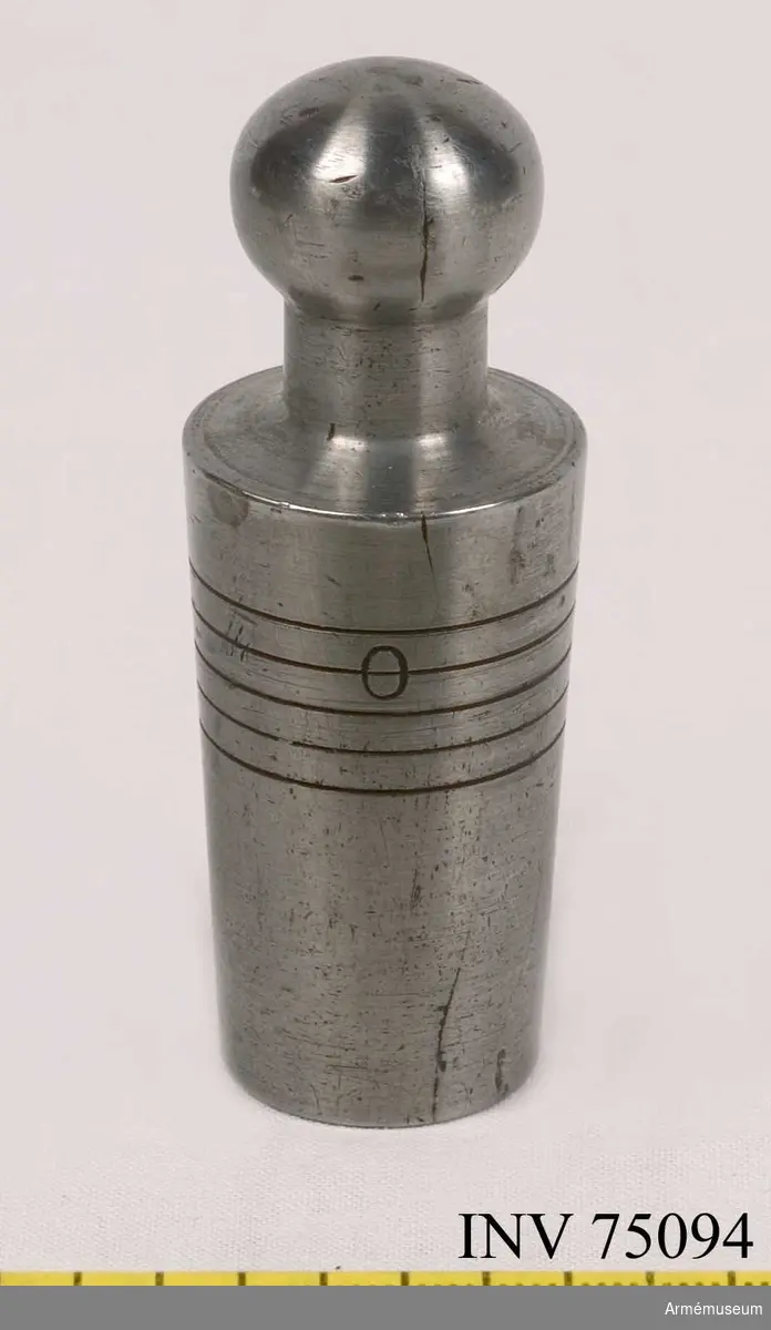 Grupp F III

Bestående av: Godsmätningscirklar 2 st. hylsor med krumma spetsar 9 st. tolkar till brandrörshålet för 23 cm, (7"). och 29 cm, (9") bomber m/1832 2 st. tolkar till brandrörshålet för 23 cm. (7") perkussionsbomber m/1832 3 st. graderade haknålar för undersökning av godstjockleken vid brandrörshålet på 23 cm. (7") bomber och 29.cm.(9") bomber m/1832 2 st. mätstickor för undersökning av godstjockleken i botten på 23.cm (7") bomber och 29 cm (9") bomber m/1832. 2 st. krok och mätstickor 1 st. mallar för undersökning av öronens dimentioner och läge 8 st. mallar till brandröret i 23 cm (7") gängade bomber för bombkanoner 2 st. S:a 31 st. 