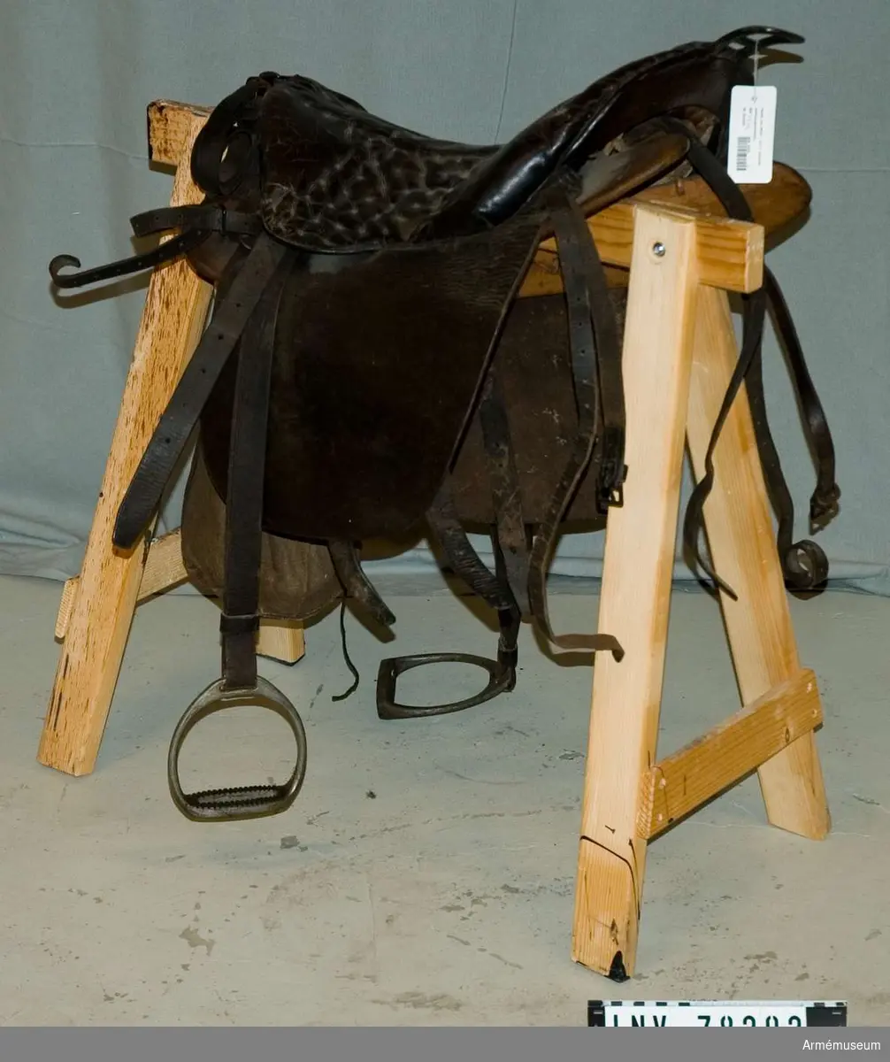 Grupp K II.
Sadel fm/1872 med stoppad sitsputa av läder, sadelgjord, till utredning för vänster mellanspannhäst.
