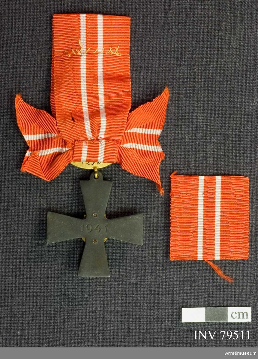 Ordenskors med årtalet 1941, Lagerkrans med Karelens vapen, Bandrosett, röd med vita ränder. 
För riddare, militär, III.klass, av finska frihetskorset.