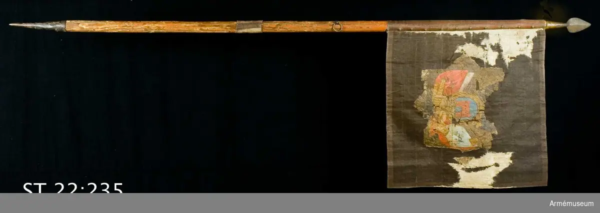 Standar av vit sidendamast med målad dekor på båda sidor. På ena sidan ett stadsvapen, möjligen för Nyslott, omgivet av en trofégrupp. På andra sidan Katarina II:s monogram.