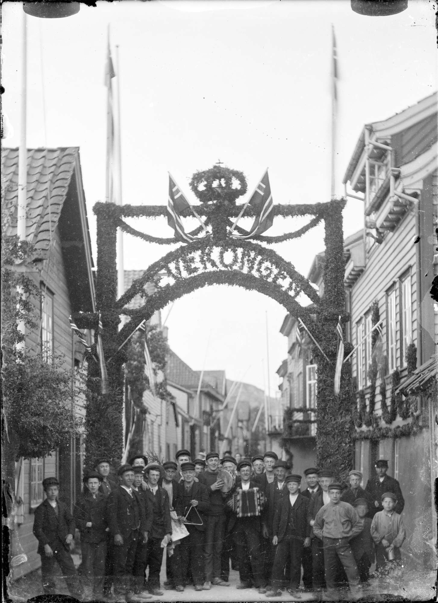 Æresportal i Strandgaten ved Bradbenken i anledning kong Oscar IIs besøk.