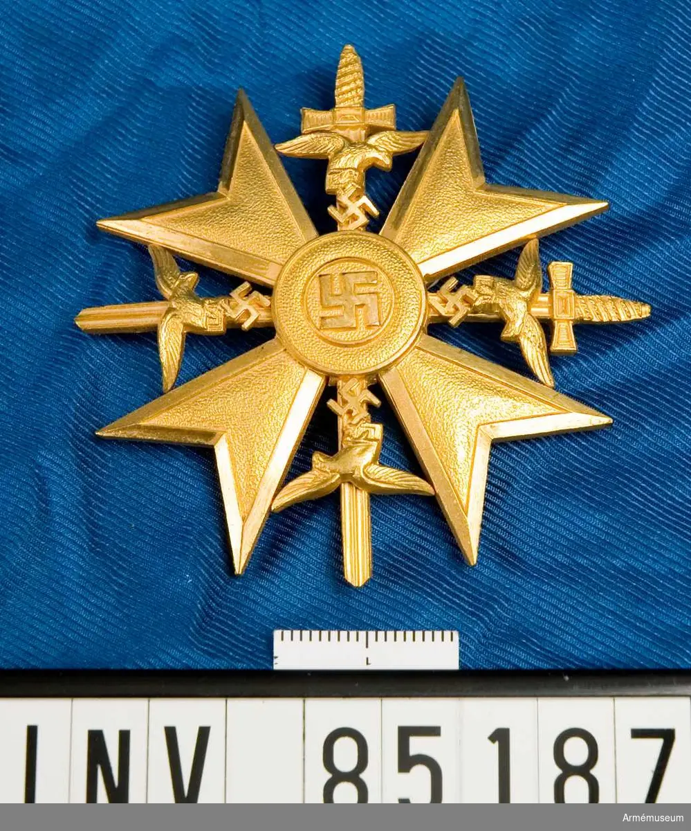 Spanienkorset instiftades den 14 april 1939, korset utdelades med eller utan svärd, placerade mellan korsarmarna, i guld, silver samt brons.
Tilldelades de tyska frivilliga " i Spaniens frihetskamp" (Spanska inbördeskriget, 1936-39), för tapperhet i fält eller allmänna förtjänster.
