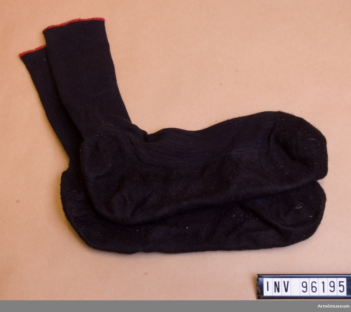 Ett par svarta sockor med röd kant.