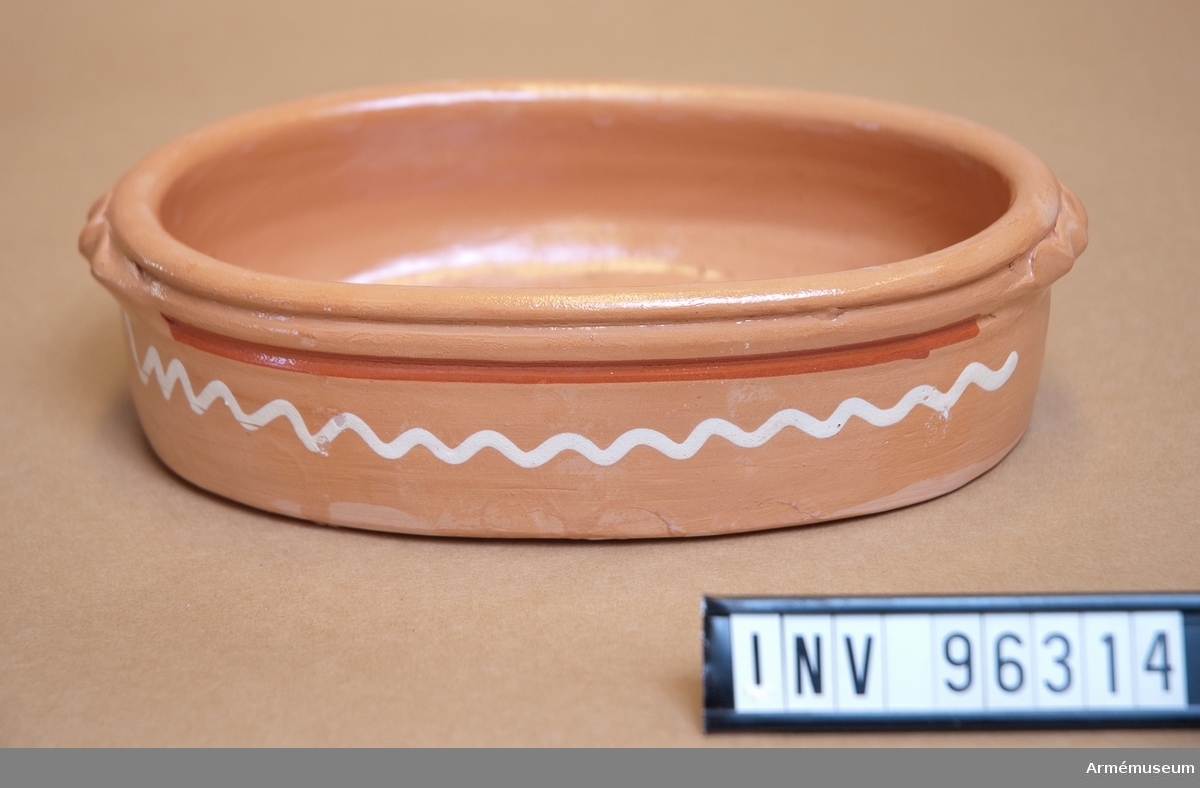 Oval skål i keramik, delvis glaserad.