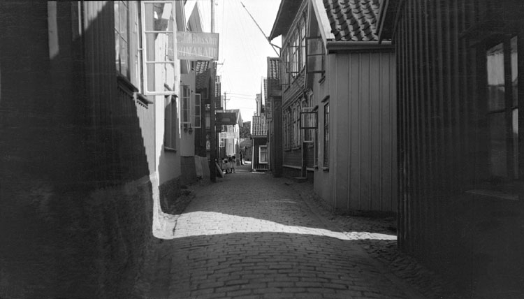 Enligt senare noteringar: "Huvudgatan i gamla staden, Lysekil. 21 Augusti 1921."