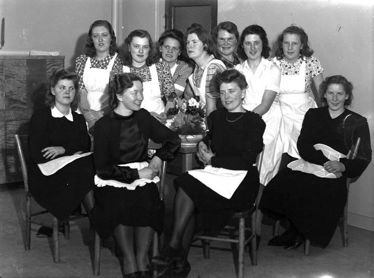 Text till bilden:"Gruppbild. Elva damer. V. U. Skolan".