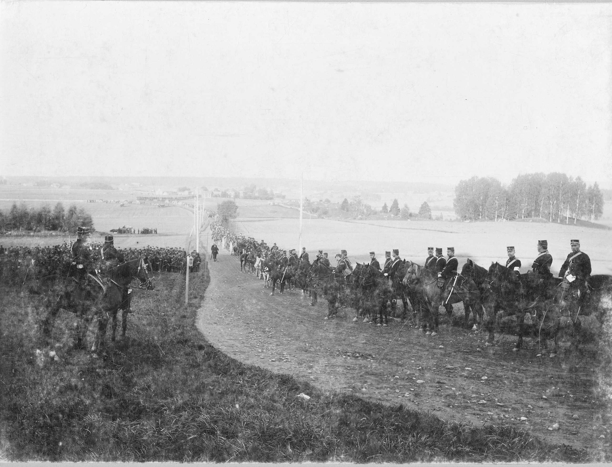 Svea artilleriregemente A 1, uppställda längs landsväg under manövern i Närke 1895.