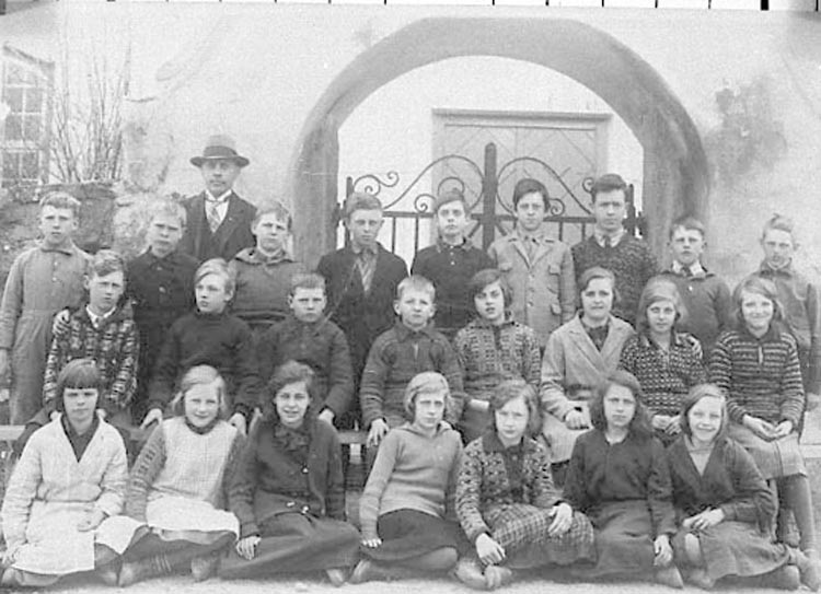 "Storskolan" i Fiskebäckskil år 1932 sittande framför kyrkporten