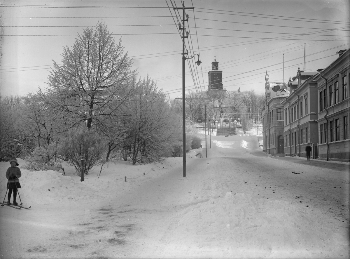 Kyrkogatan, Trekanten och kyrkbacken, Enköping, vy från sydväst och korsningen med Rådhusgatan, troligen 22 januari 1917