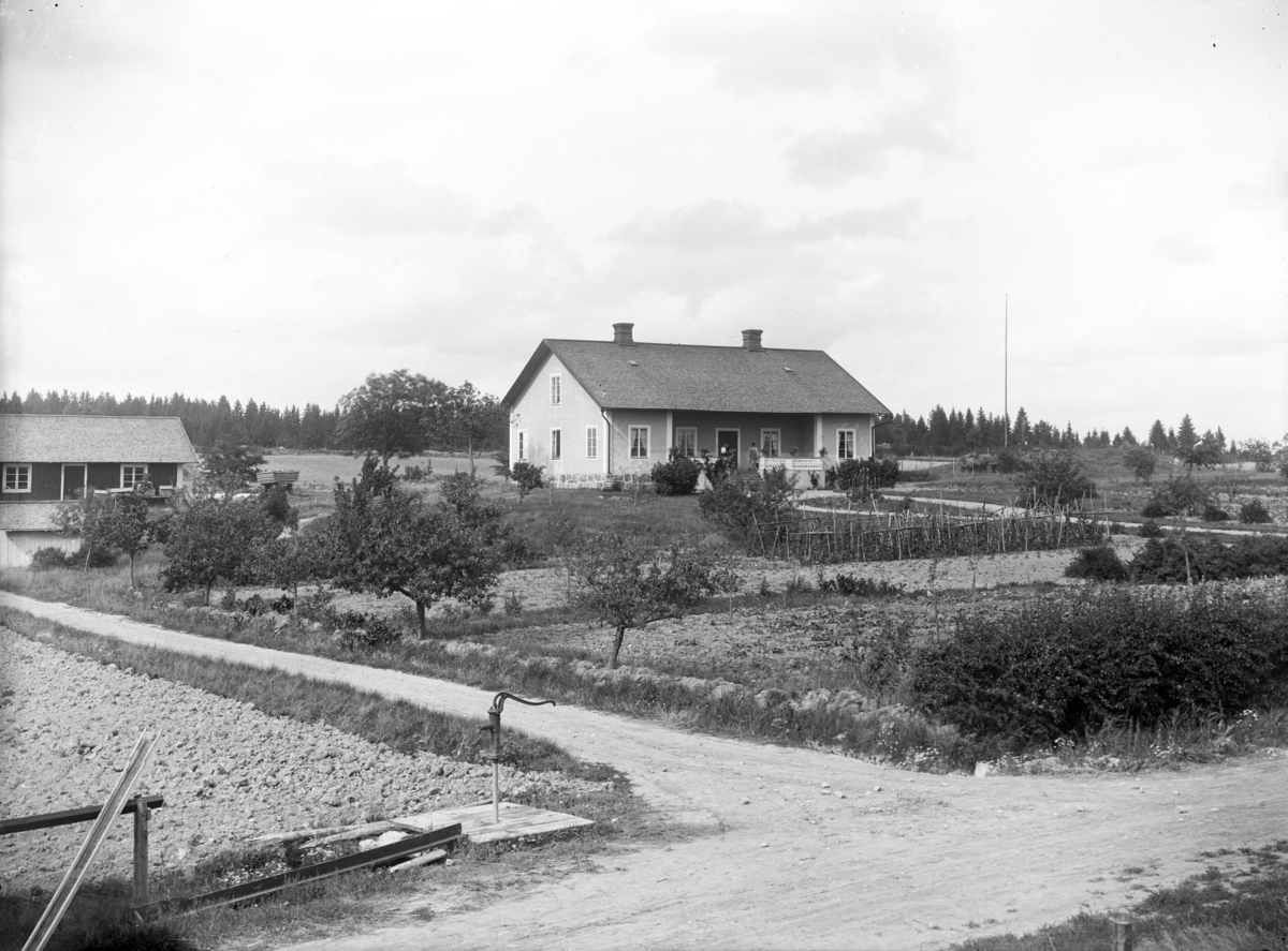 Vallby gård, Löt socken, Uppland, vy från söder, 17 augusti 1899. Nutida adress Löts-Vallby gård 5, Grillby.