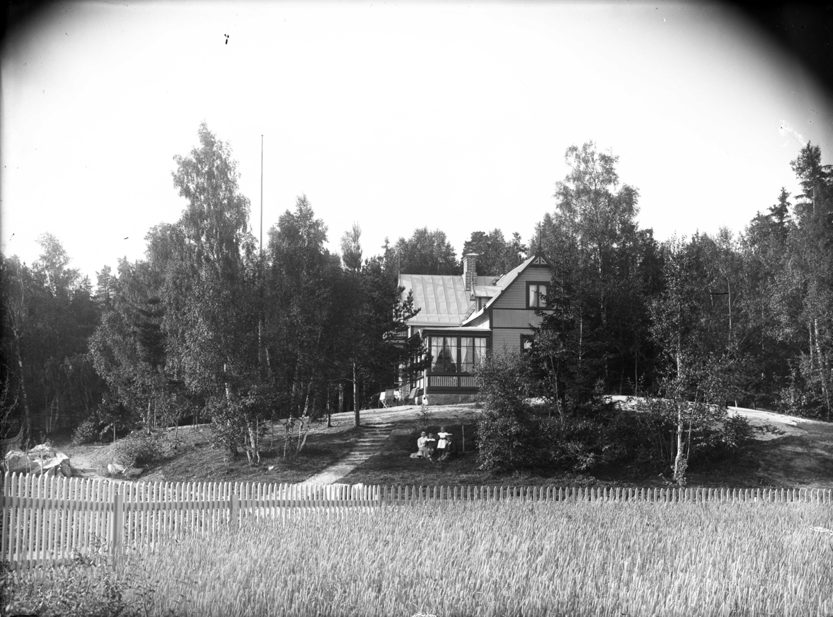 Matvaruhandlande Johan Bardh (1863-1914) med familj vid sin sommarvilla, Kotte, Trogsta, Enköpings-Näs socken, Uppland, vy från norr, omkring 1905.