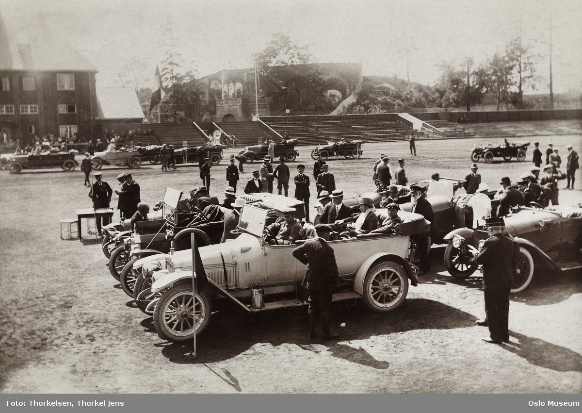 Jubilumsutstillingen 1914, Frogner stadion, billøp, biler, menn, park