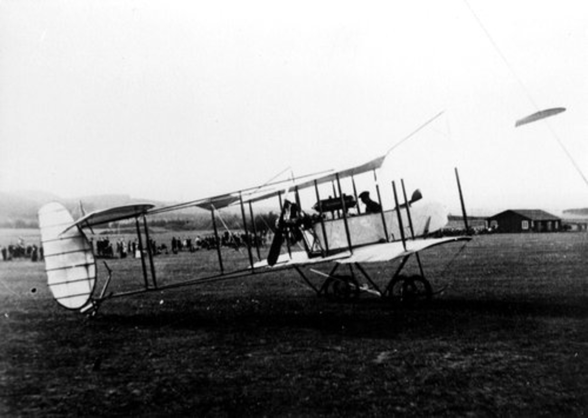 Maurice Chevillard med flygplan Farman HF på I16:s övningsfält 1913