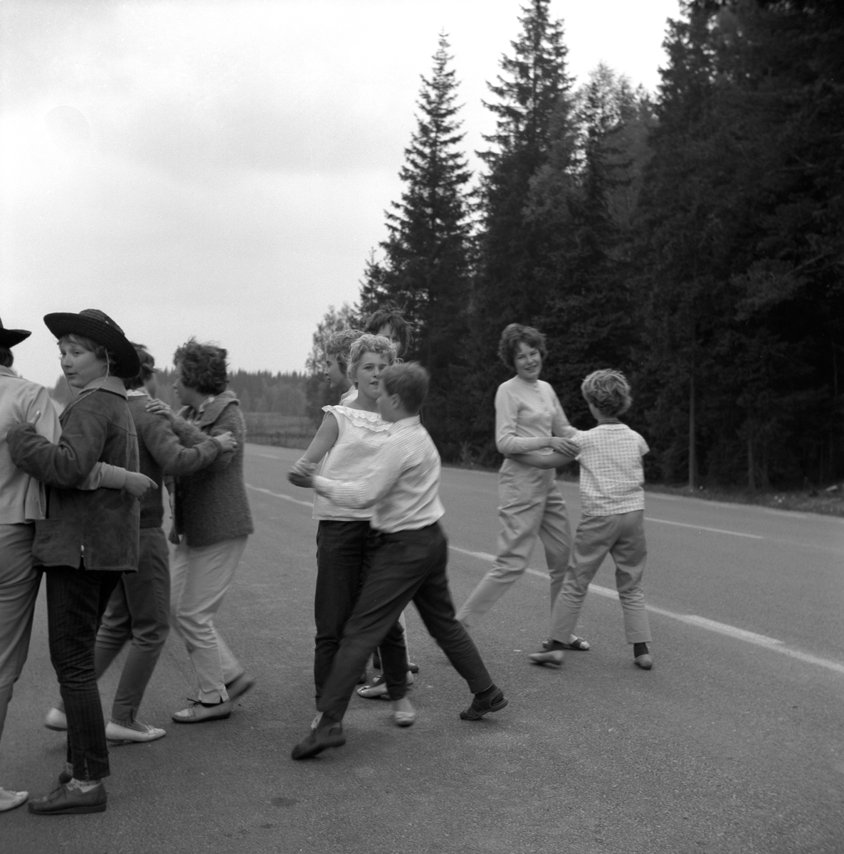 År 1961 på våren är klass 6 från Österängsskolan i Jönköping på skolresa i Småland tillsammans med sin lärare Göte Ohlsson. Här på väg till Lindhammars glasbruk. Efter att ha suttit stilla i bussen behöver man röra på sig, så det blir en liten danspaus på en rastplats.
På Österängsskolan var det tradition att man i 4:an åkte till Vadstena och Omberg, i 5:an till Västergötland (Falbygden, Skara, Varnhem) och i 6:an en resa till glasbruk i Småland.