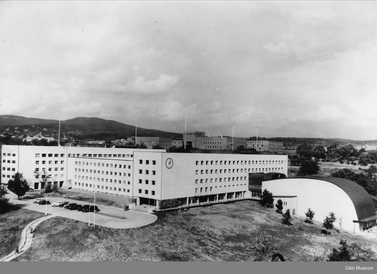 Norsk Rikskringkasting, radiohuset, Store studio, parkeringsplass, biler, Universitetet: fysikkbygningen