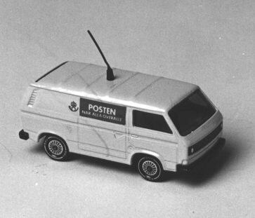 Leksaksmodell av en skåpbil, Volkswagen med
öppningsbarbaklucka. Gul med ett blått postemblem och reklamtext
"Posten når alla överallt" på respektive sida. Modellen började
säljas på postkontoret Stockholm 2 till julen 1984.