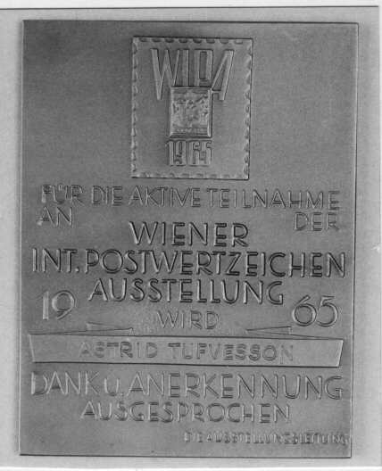 Plakett, rektangulär. Plaketten visar inom en liten ram en
bild av Österrikes första frimärke och texten: WIPA 1965, därunder
står texten: FÜR DIE AKTIVE TEILNAHME AN DER WIENER INT.
POSTWETZEICHEN AUSSTELLUNG 1965 WIRD ASTRID TUFVESSON DANK U.
ANERKENNUNG AUSGESPROCHEN DIE AUSSTELLUNGSLEITUNG.