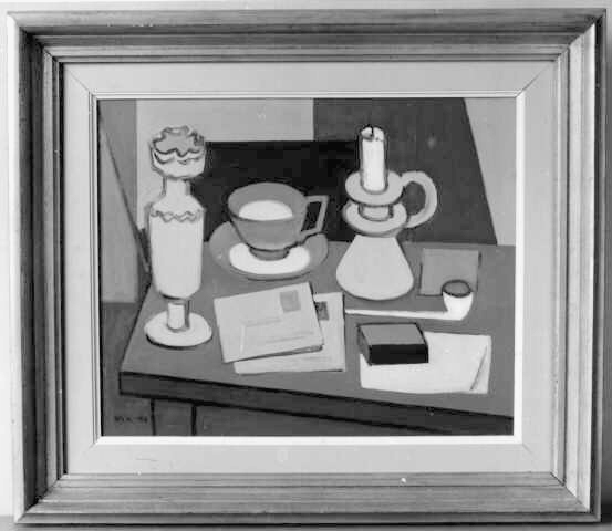Oljemålning med titeln "Stilleben". På ett bord står en
ljusstake, en tekopp på fat och en vas. Där ligger även en pipa, två
brev och en ask av något slag. I bakgrunden ett osymmetriskt
rutmönster.

Målningen inramad i en förgylld träram med måtten 640 x
560 mm.