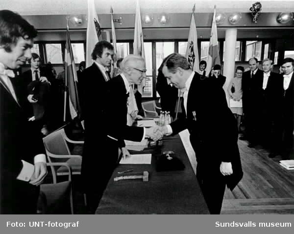 Återinvigning av Norrlands nation 1972. Henrik Cornell som varit dess kurator mottar hedersbetygelser av Universitetets rektor Stig Strömholm och nyckel av studentkårens ordförande.