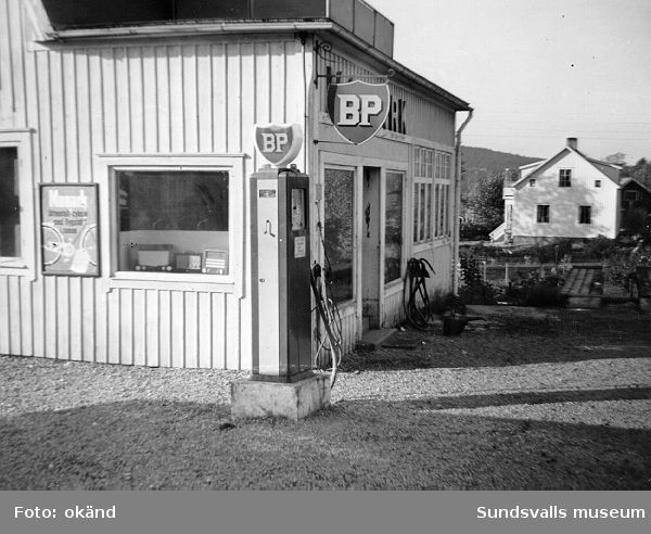 BP:s bensinstation i korsningen Raholmsvägen (f.d. Brovägen)/Färjevägen, Vi  Alnö. Föreståndare var Axel Nyvik (legendarisk revymakare).