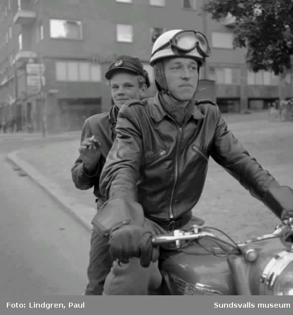 "Skinnknuttar" på sina motorcyklar vid Storgatan västerut.