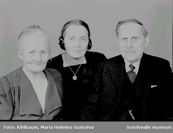 Fotografen Ester Näslund med sina föräldrar, Lars Johan och Kristina Näslund.