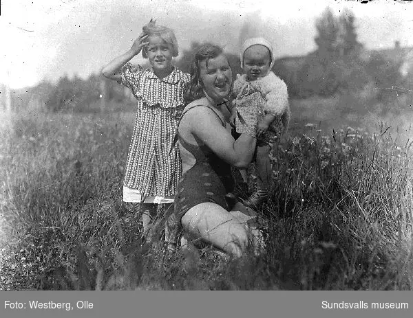 Marianne, Anne-Marie och Britt-Marie Westberg, döttrar till Linnea och Olle Westberg.