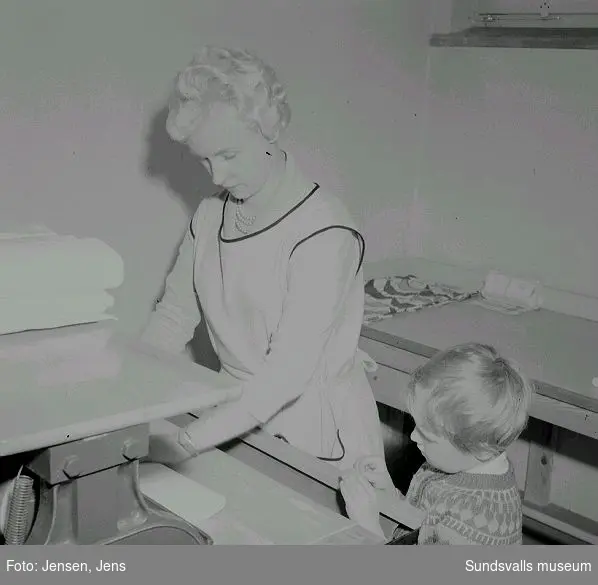 Ingrid och Inga-Maj Jensen i tvättstugan, mangelrummet, Njurundahem, Kyrkmon, november 1961.