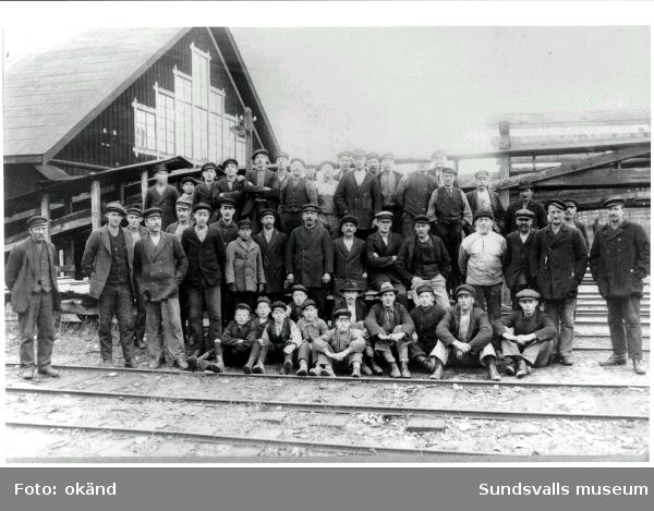 Mons sågverk och brädgårdsarbetare ca 1895