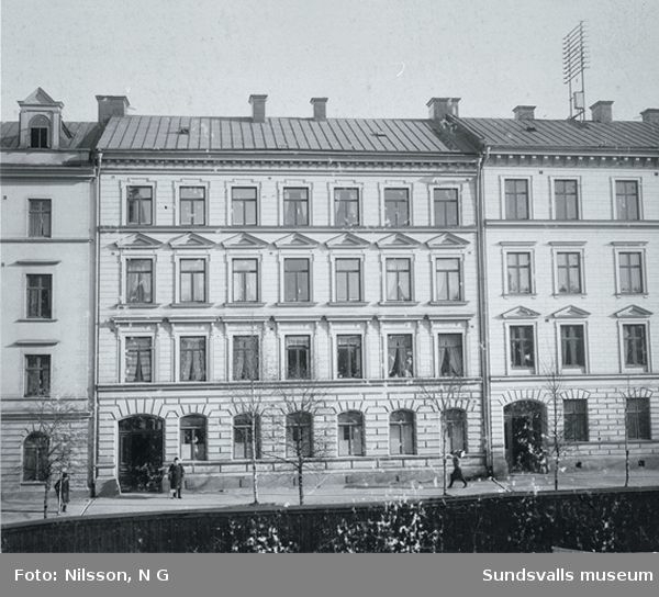 1892 köpte Alfred Larsson Blomberg ett av de så kallade "stockholmshusen" vid Nybrogatan 27 (söder om järnvägen) och flyttade in med sin familj 1 trappa upp. I bottenvåningen fanns en lägenhet som användes som synagoga (1891-1936) för den judiska församlingen i Sundsvall.