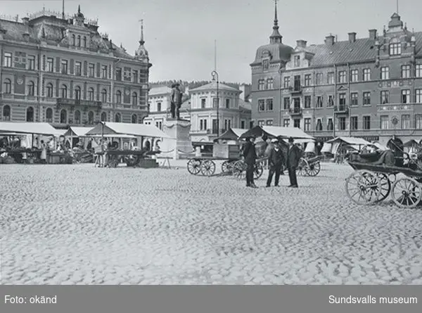 Torghandel på Stora torget.I bakgrunden till vänster i bild det Hirschka huset och tilll höger i bild det Holmstömska och det Granska huset. I bottenvåningen på det Granska huset saluhallen.