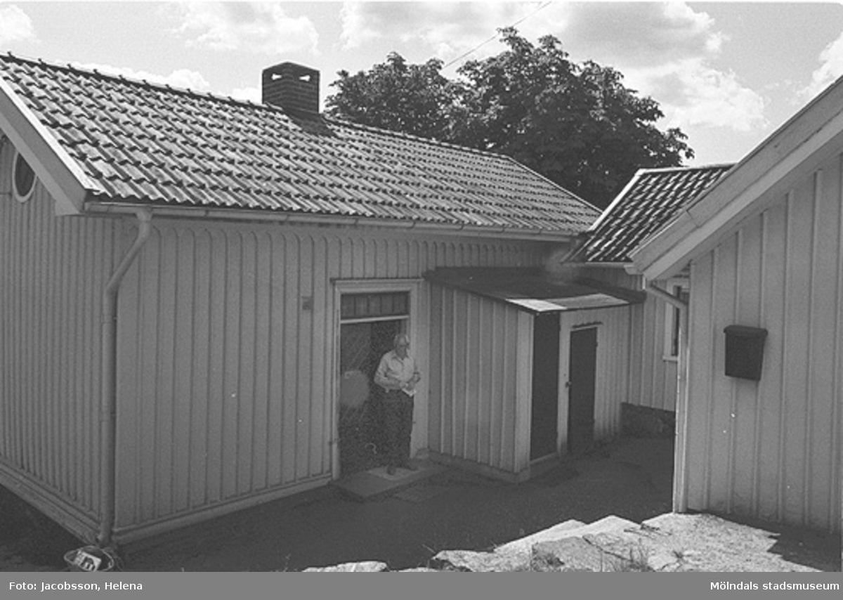 Exteriör av bostadshus med bergstomt på Roten M 29 i Mölndals Kvarnby, 1972.